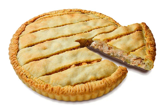 Сибирский русский пирог с красной рыбой и рисом