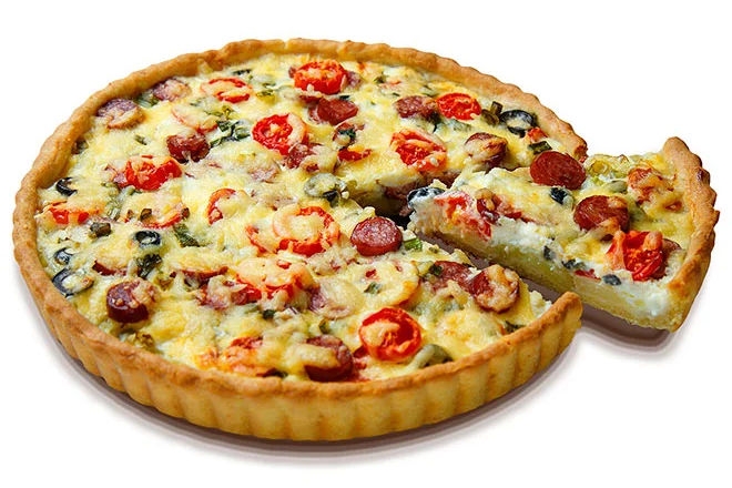 Мюнхенский пирог с колбасками, зелёным лучком, оливками и картофелем