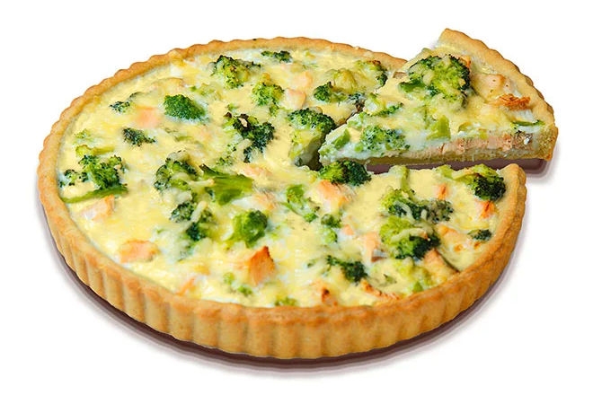 Норвежский киш с красной рыбой и брокколи