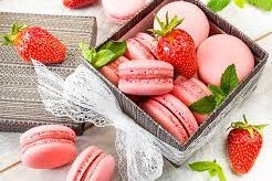 Макаронсы клубника