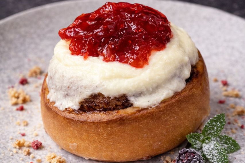 Булочка с корицей Тэобон клубника 